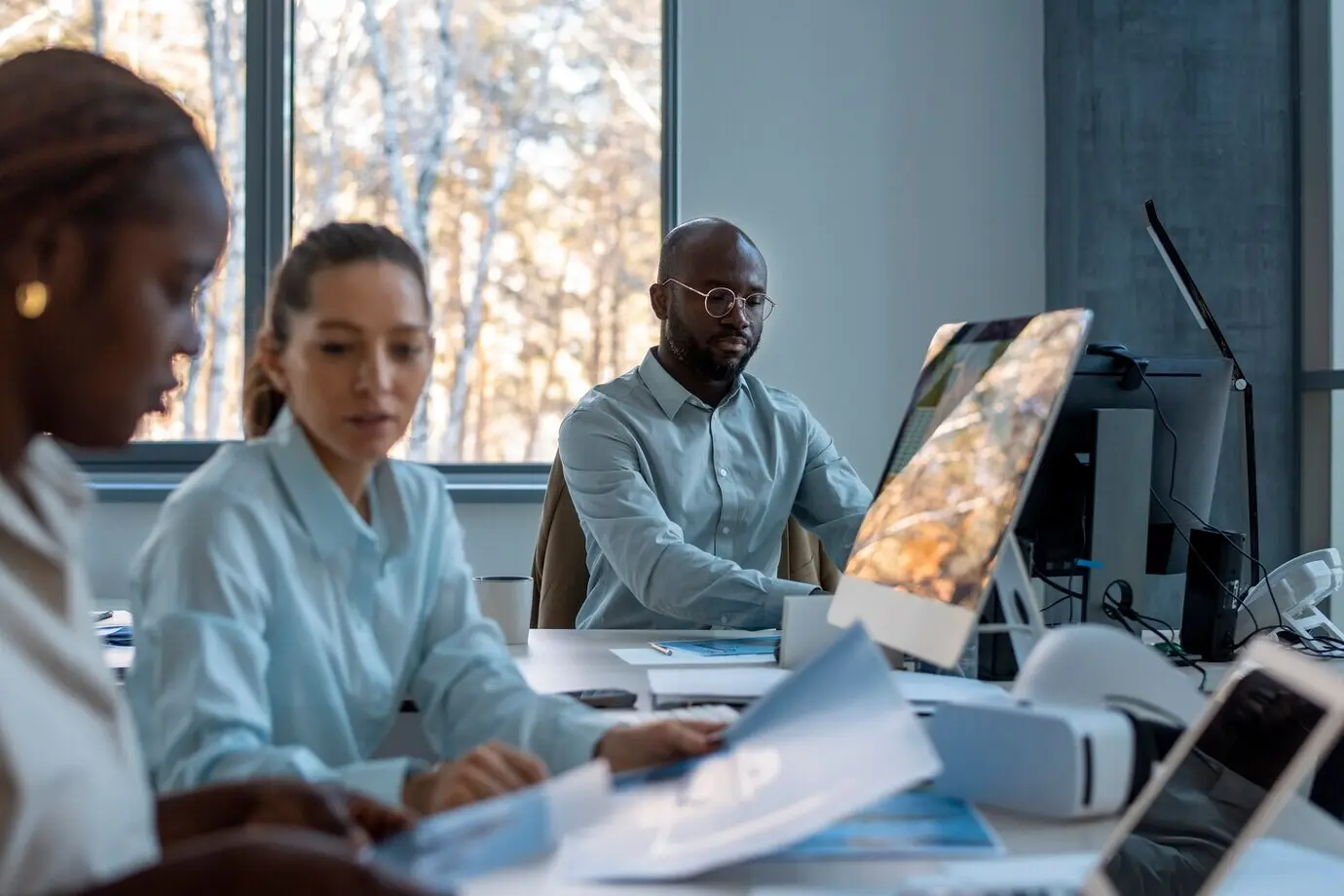 Промышленные дизайнеры работают над 3D-моделью