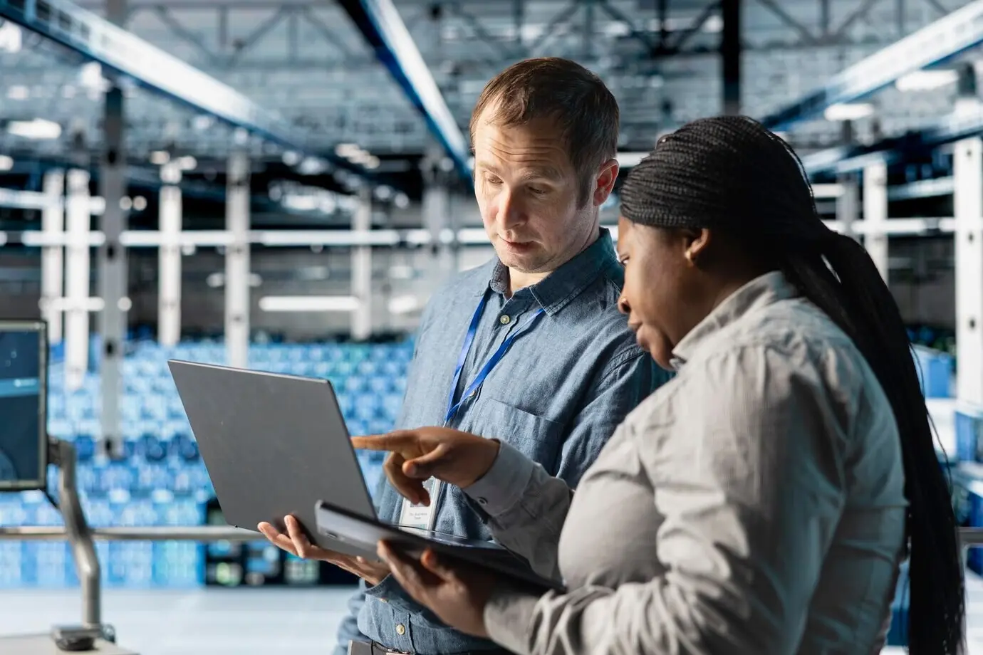 Команда администраторов дата-центра использует ноутбук для управления обновлениями программного обеспечения.