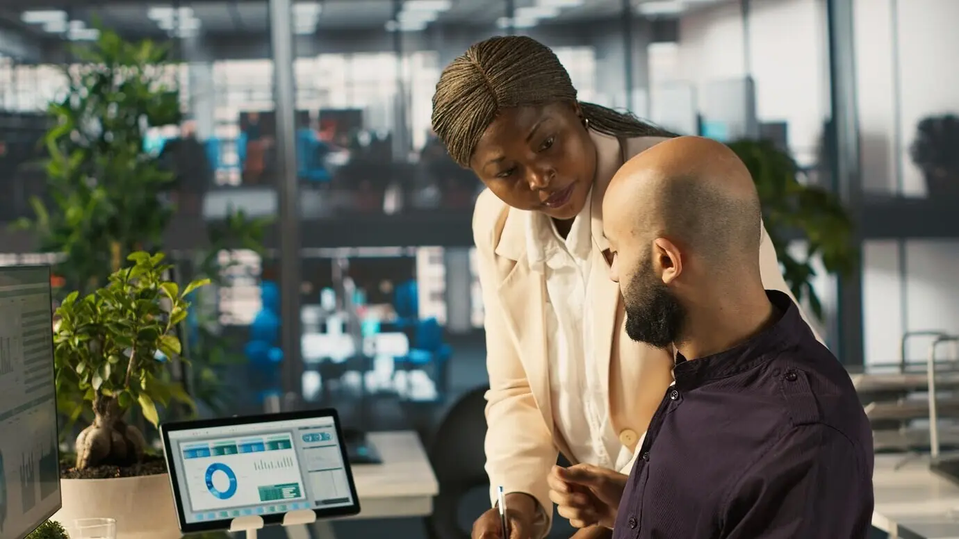 В офисе бухгалтер прервал моего менеджера, попросив его проверить отчёты.