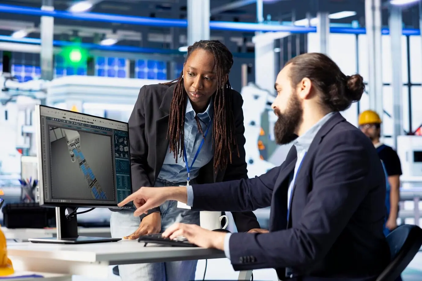 Инженерная команда фотовольтаического завода работает вместе над созданием CAD-моделей.